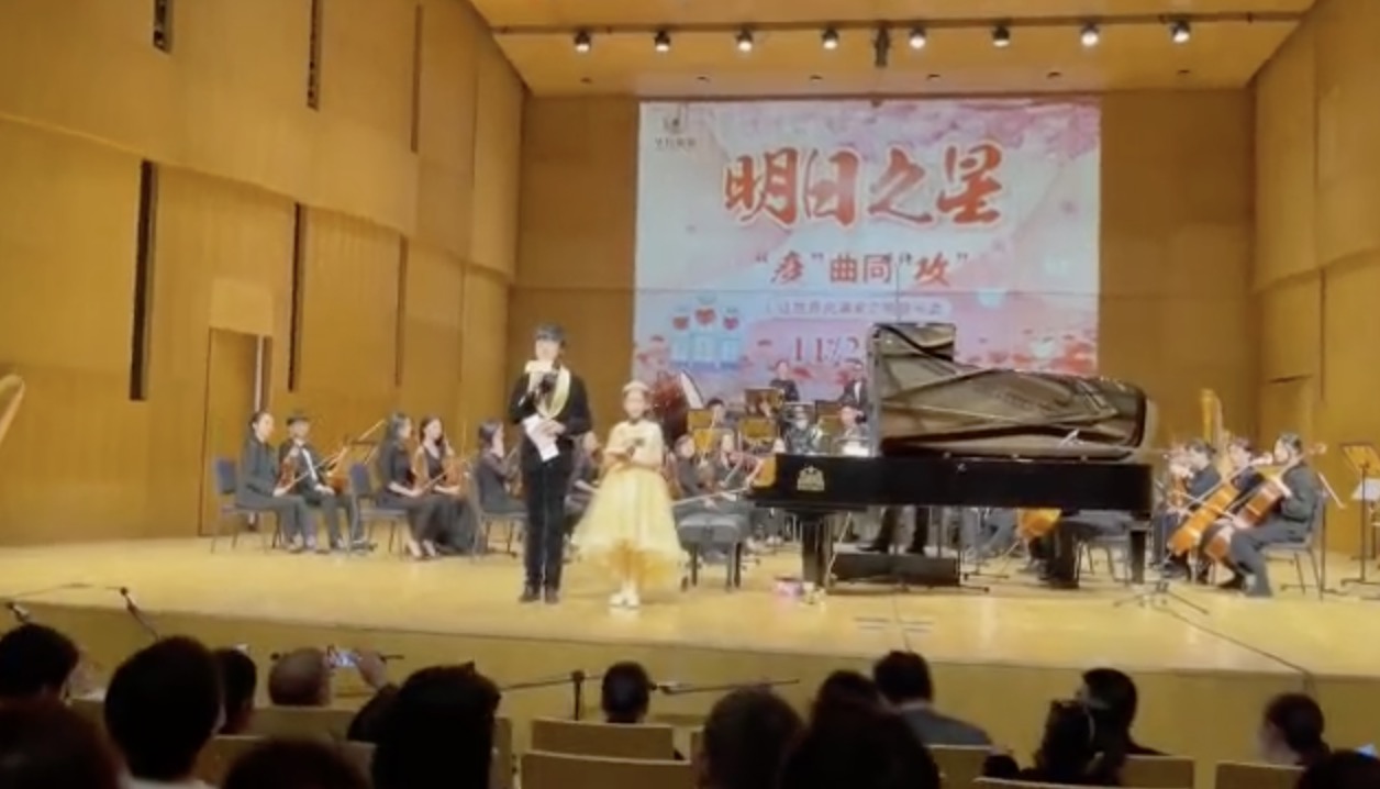 甜馨鋼琴獨奏《冰雪奇緣》，穿藍色紗裙氣質佳，笑容甜美颱風穩健