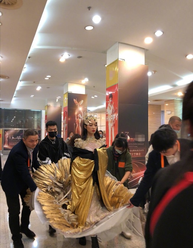 众星亮相金鹰节：宋茜出场方式好特别，谭松韵3兄妹生图太耐看