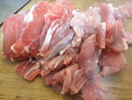 图片[2]-葱爆羊肉时 直接加淀粉是不对的 多加1个步骤 羊肉鲜嫩无膻味-起舞食谱网