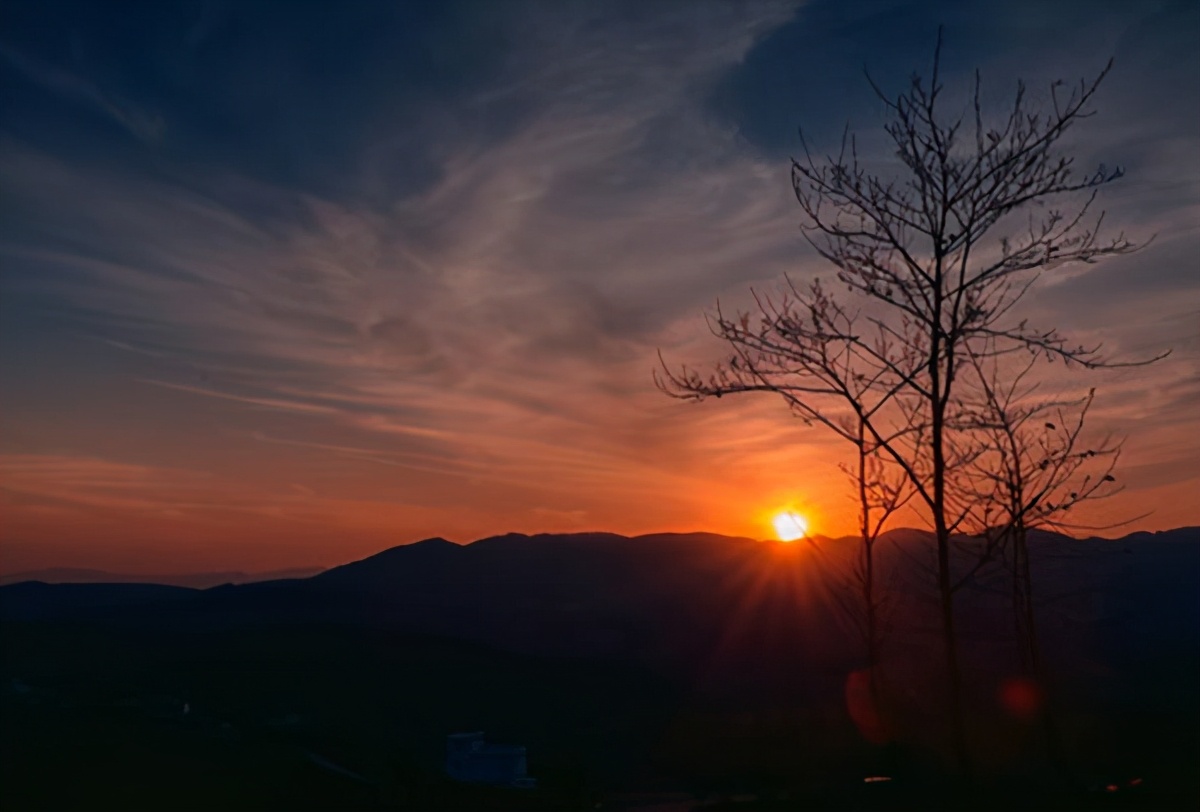 当我们在黄昏时,平视远方,就能看到夕阳