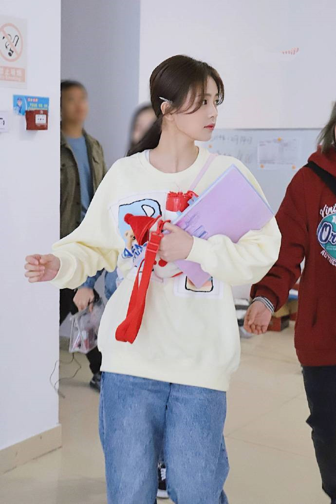 清新又美丽的小可爱套装，春季这么穿，年轻又