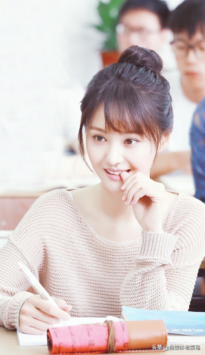 郑爽的海报曝光，“泡面头”造型好减龄，看起