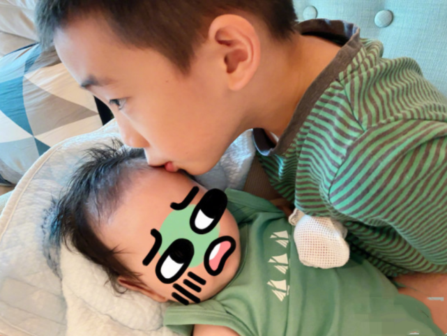 應采兒倆兒子穿兄弟裝同框，小小春與弟弟隔玻璃上演“塑料兄弟”