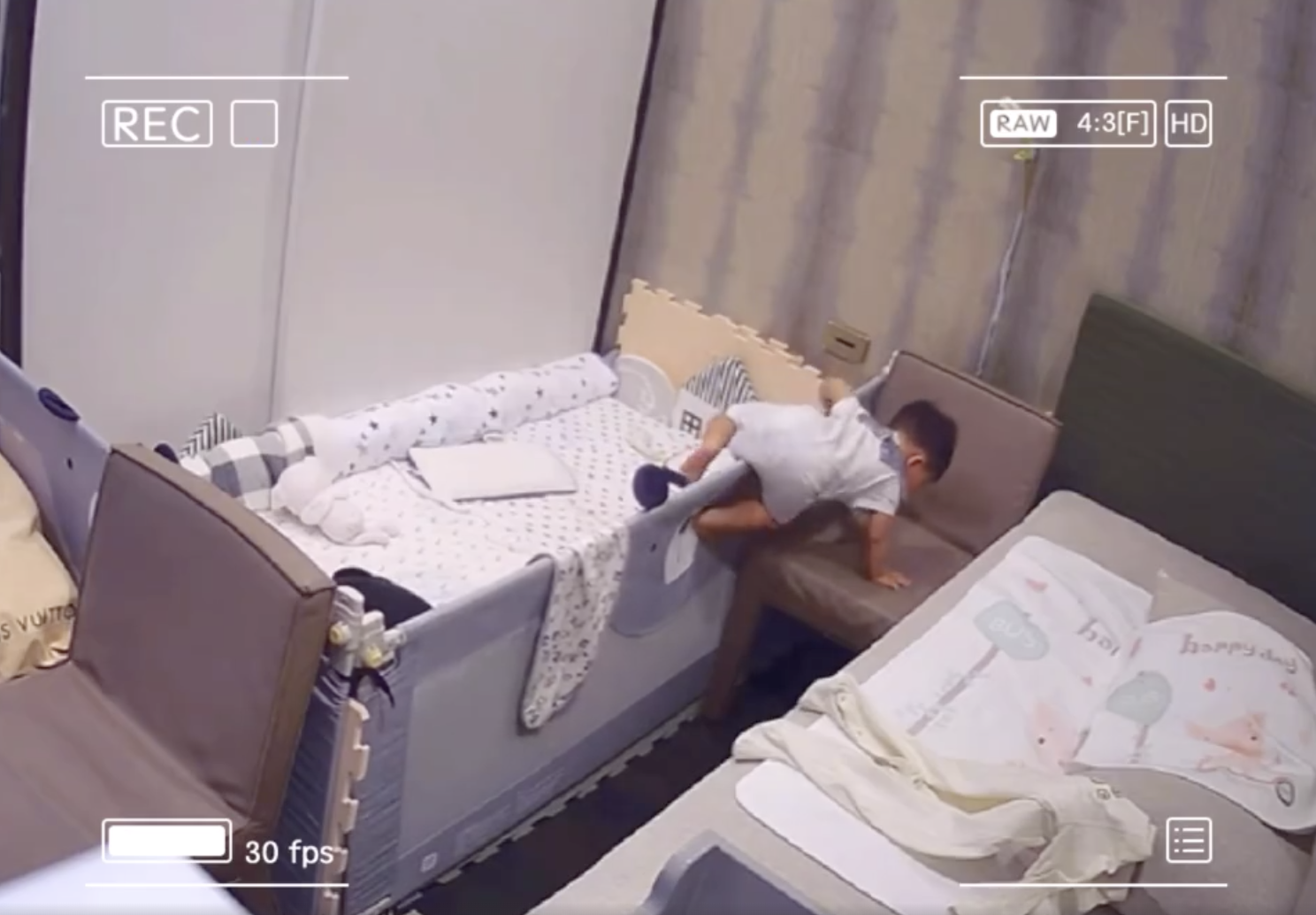 安以轩一岁一个月儿子玩“越狱”，翻床身手敏捷，被指是惯犯