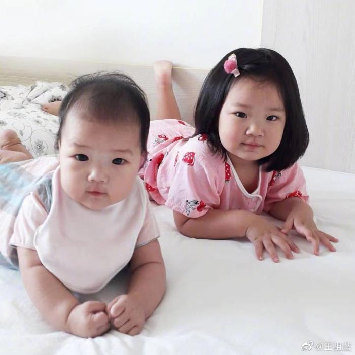 王祖蓝抱老婆人形立牌睹物思人，身高比例太绝，李亚男抱女儿卖萌