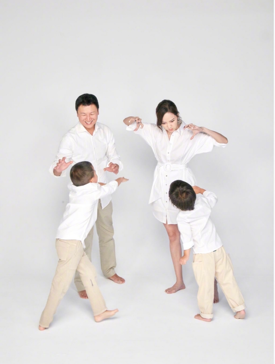 侯佩岑罕見曬全家福，與老公扮恐龍逗兒子開心，互動畫面太溫馨