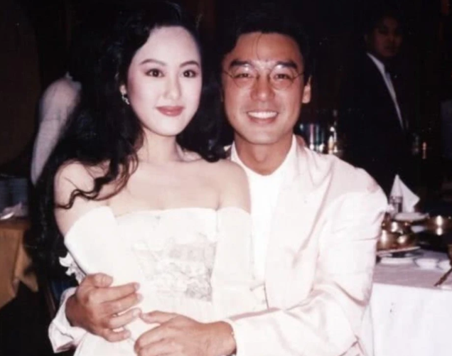 以真心换真心，钟镇涛现任妻子对继子女视如己出，一家人温馨和睦