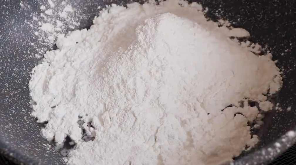 想吃江米條不用買，把糯米粉倒入滾燙開水里，出鍋又酥又脆真好吃