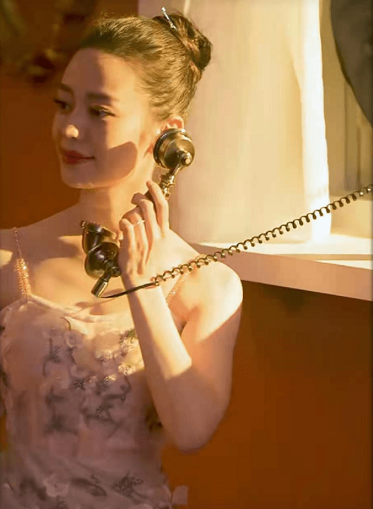 吉娜与郎朗同框秀恩爱，男才女貌被赞王子与公主，深情对视超甜蜜