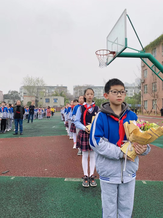 春风十里 不如有您——记成都高新区中和小学主题升旗仪式