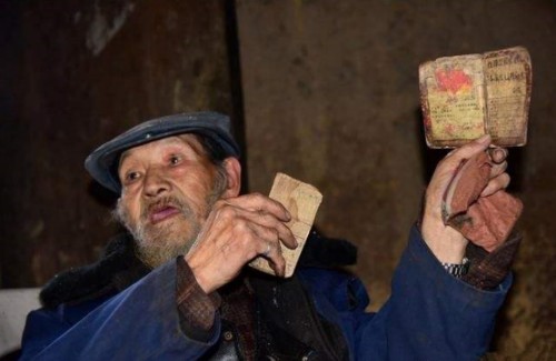 贵州89岁老人身份曝光，领导赶紧登门拜访，带走