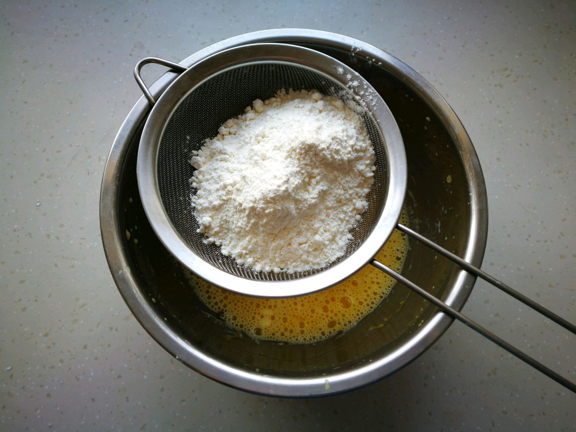 蛋糕卷不用出去买着吃了，在家就能做，口感绵密做法简单