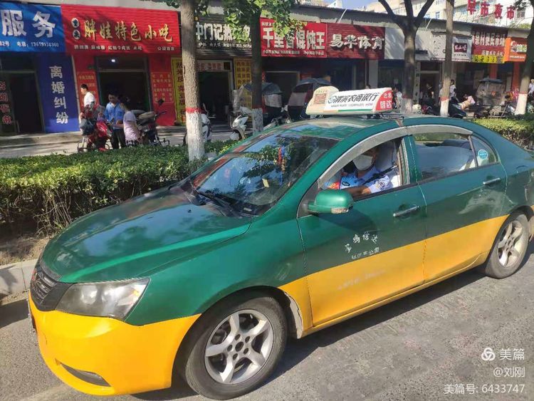 陕西宝鸡：交警开出租 的哥站警岗