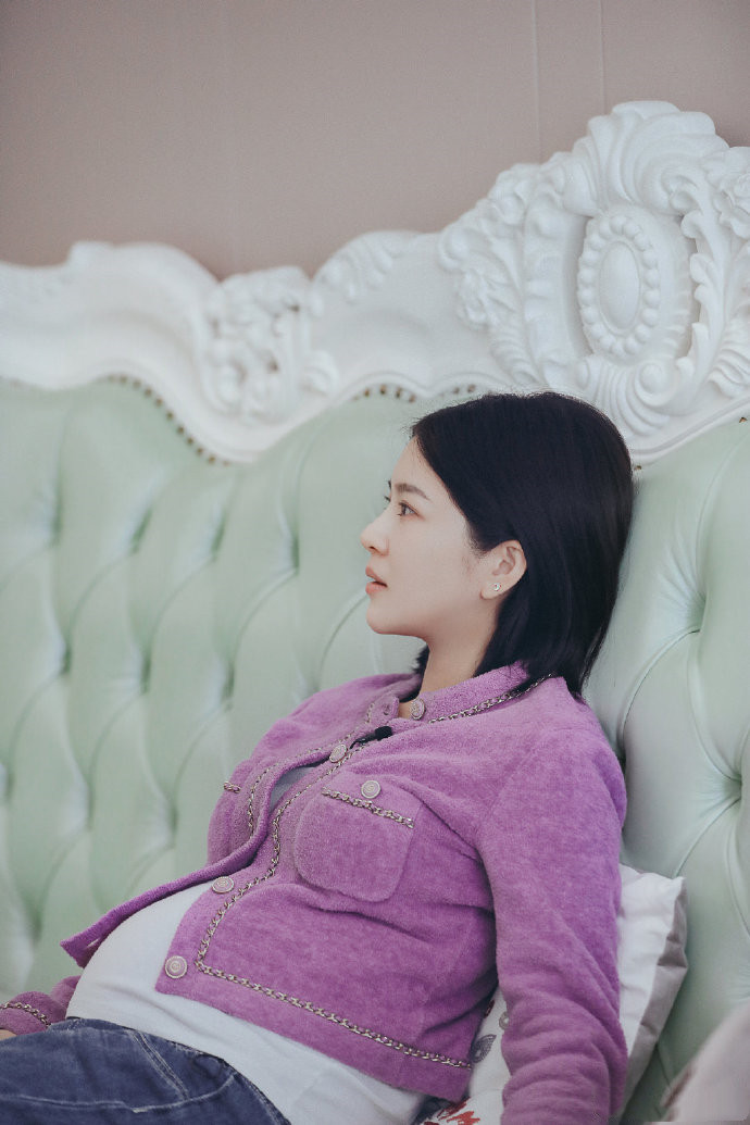 杜淳妻子也有了“明星包袱”，挺着圆滚滚孕肚