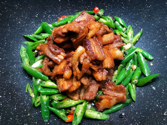 Many people make mistakes in the small farm pork, the chef teaches you the correct method, it is spicy and delicious.