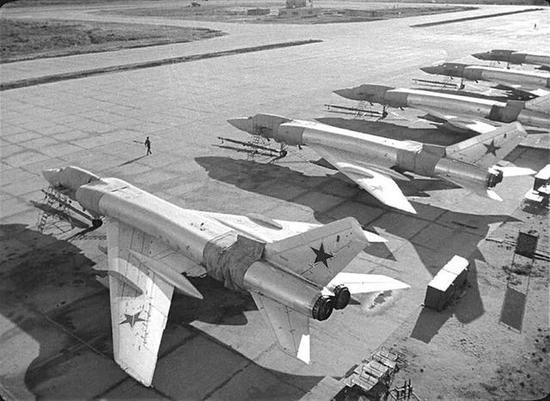 现役最大的战机有多大？和波音737停在一起时，