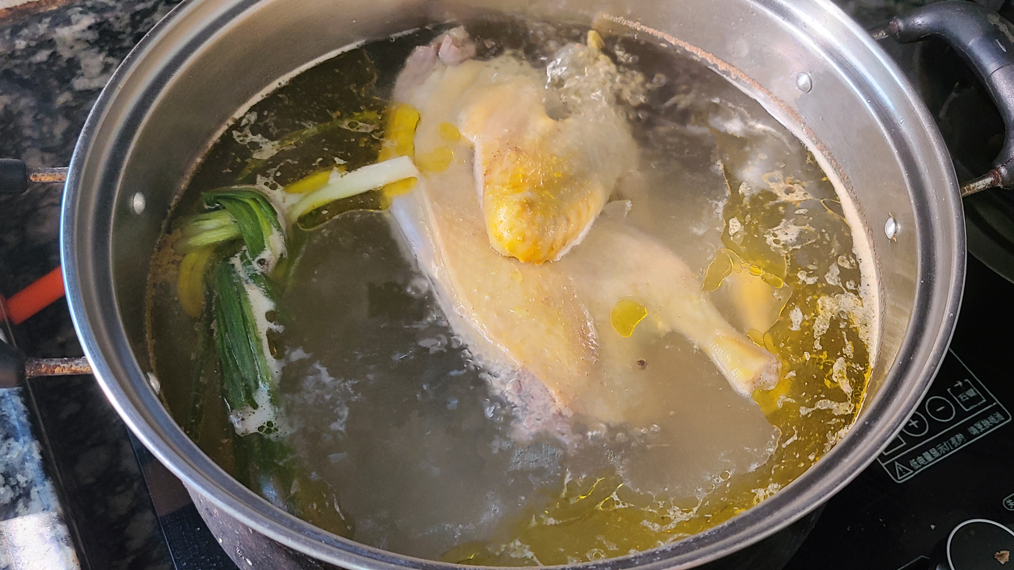 广东人很爱吃的沙姜白切鸭，香味浓味道棒，看着就好吃