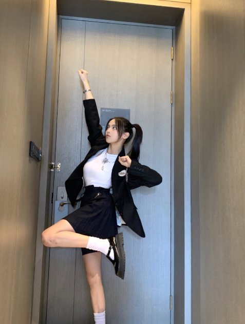 杨超越挑战jk学生风，白长袜穿成“堆堆袜”，这