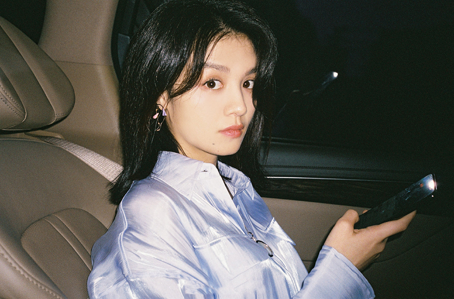 同是“谋女郎”，周冬雨喜提双金影后，她却连