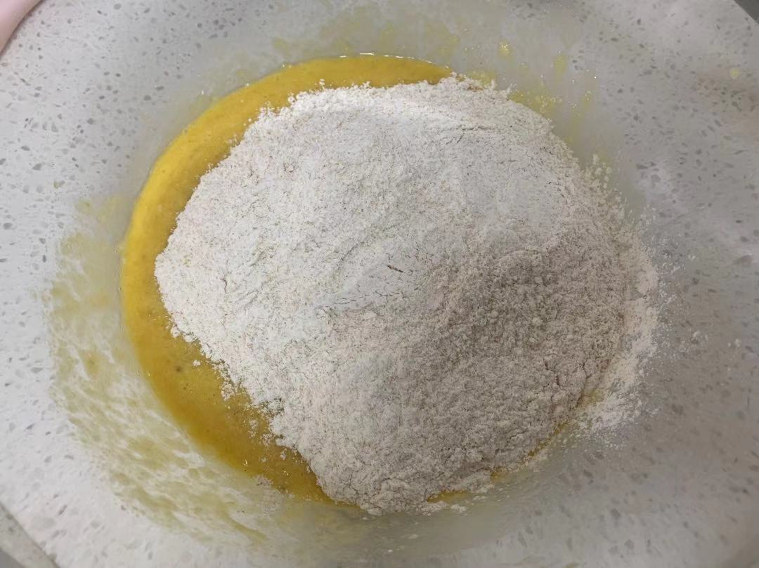 2個香蕉，1杯麵粉，攪一攪不打發，想不到做出的蛋糕那麼好吃