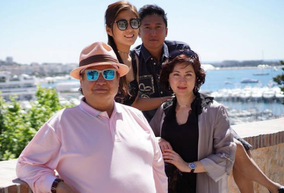 洪金宝36岁女儿至今未嫁，看到本人照片后，网友