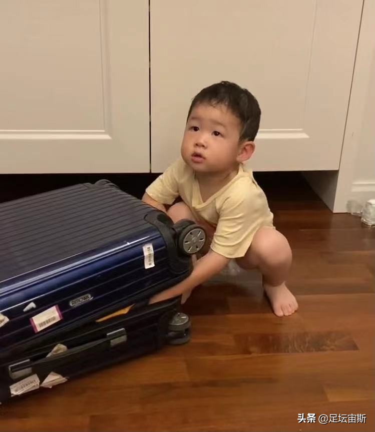 儿子见许昕主动求抱，奥运冠军给爱子送车索吻