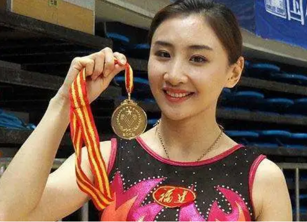 她被称为蹦床公主，退役后身材发福，但气质十