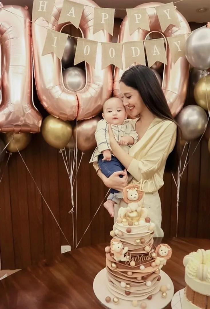 鄭嘉穎陳凱琳為二胎兒子慶祝百日，曬溫馨全家福，弟弟和哥哥很像
