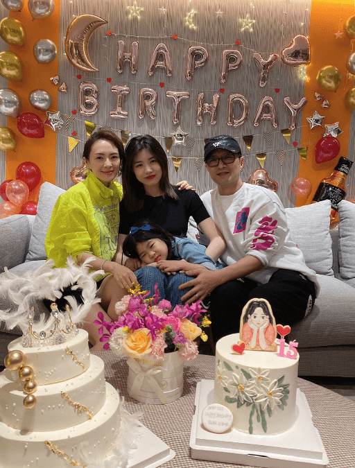 汪峰大女儿近照曝光，16岁小苹果化浓妆衣着性感，气质显成熟