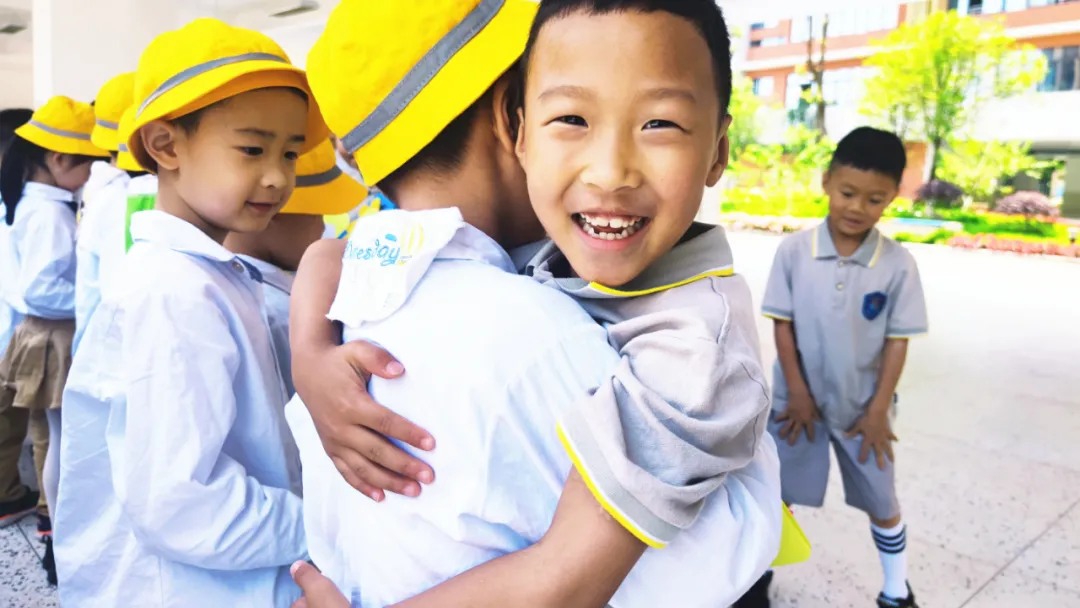「百花快讯」看!双流区实验小学外国语学校校园惊现小黄帽