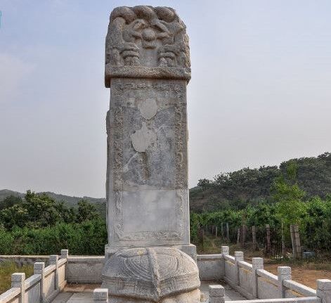 这位高寿王爷是康熙之子，活到乾隆后期，葬于清东陵附近