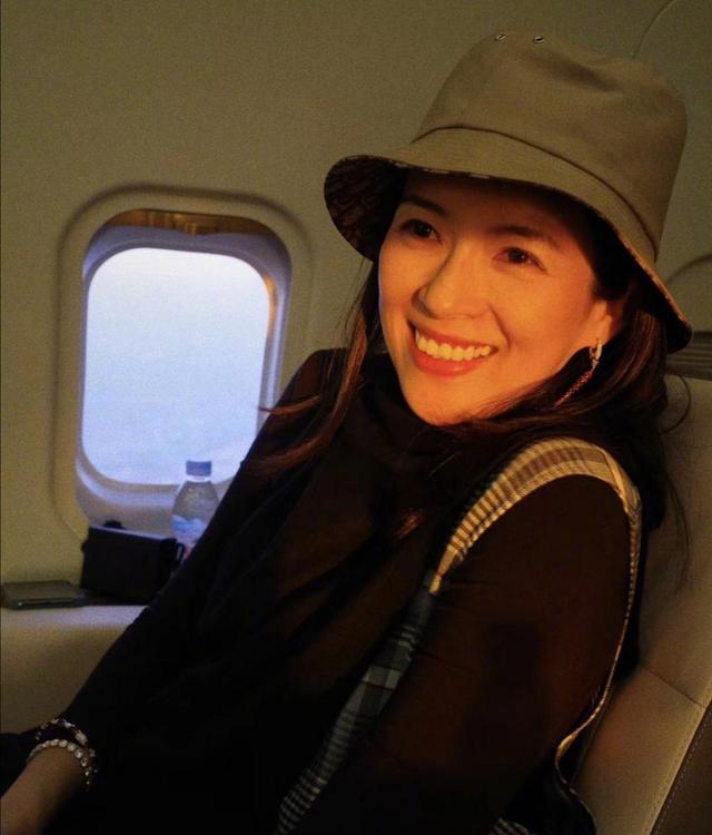 章子怡晒女儿跳舞，意外曝光豪宅院园林景观，院子大到能跑圈？