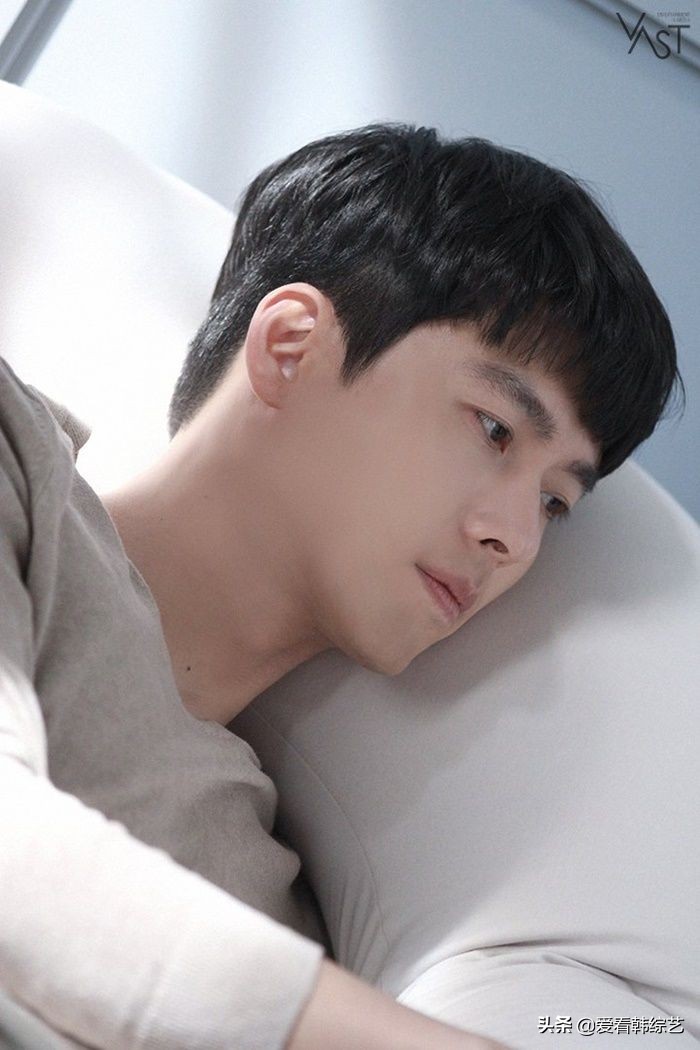 玄彬拍摄美容产品的幕后照片公开，眼神和微笑