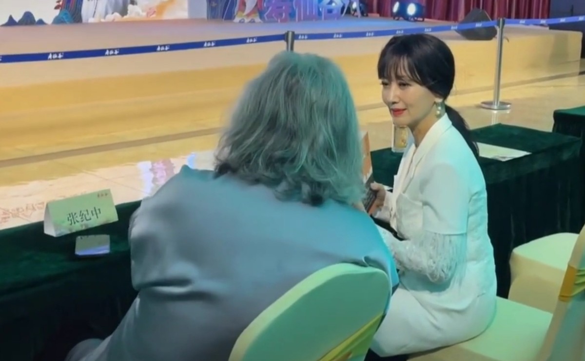 66岁赵雅芝身材变臃肿，穿短裙坐凳一角太优雅，与张纪中夫妻热聊