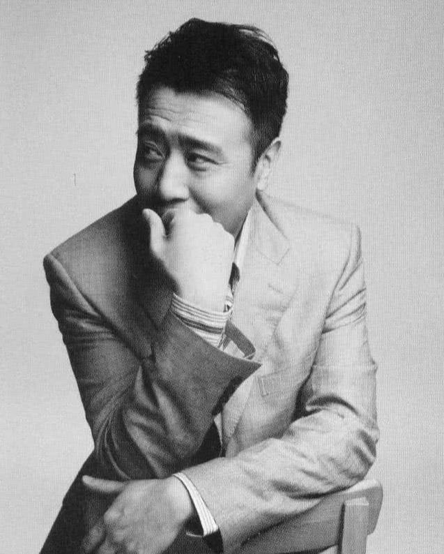 于和伟结婚28年无绯闻，当他妻子照片曝光后，网友：感觉好熟悉