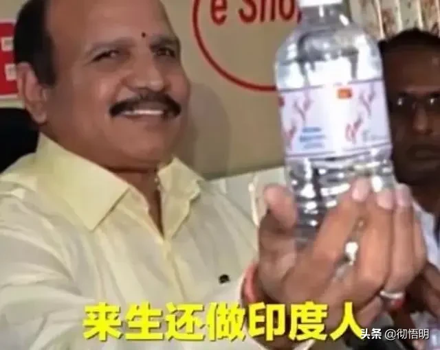 印度出售恒河水，5元一瓶：有人喝，有人洗澡，还有尸体下葬