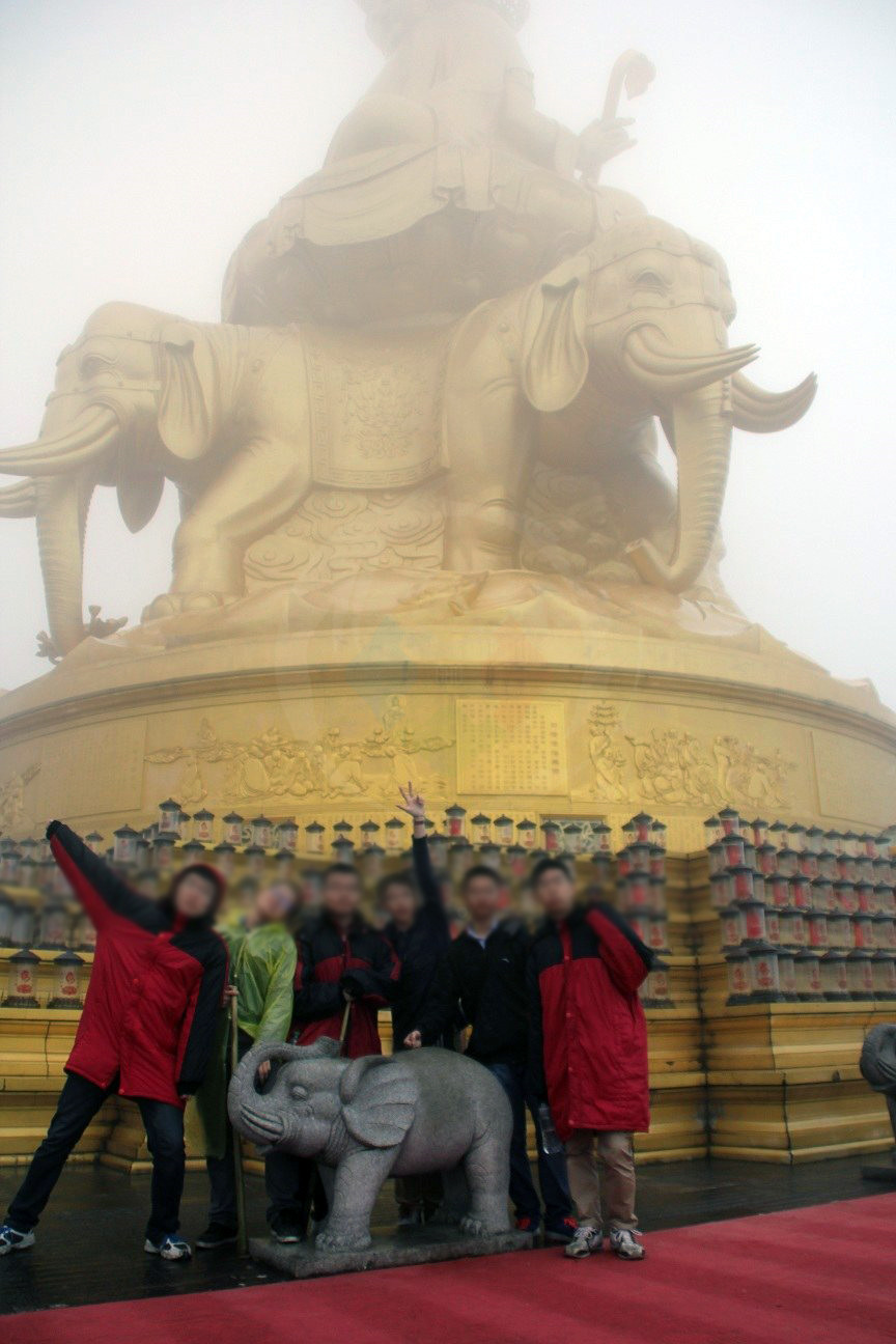 峨眉山旅行日记：徒步攀登太困难，半路还会被猴子“打劫”