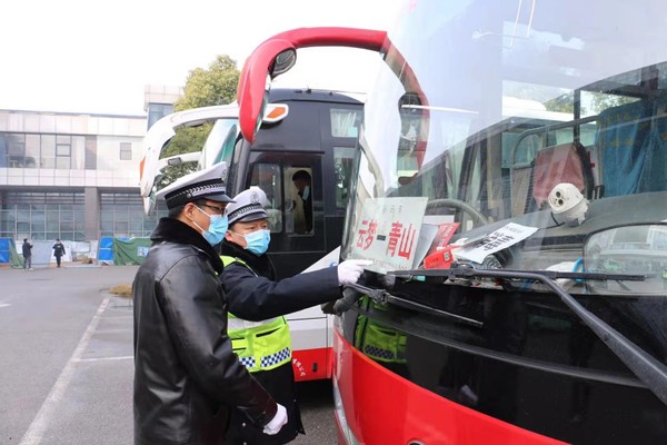 用心护航春运平安路 武汉市洪山区交警热情服务暖民心