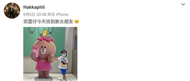 胡杏儿儿子进乐高店只看不买，逢人问好绅士有礼貌，妈妈直呼骄傲