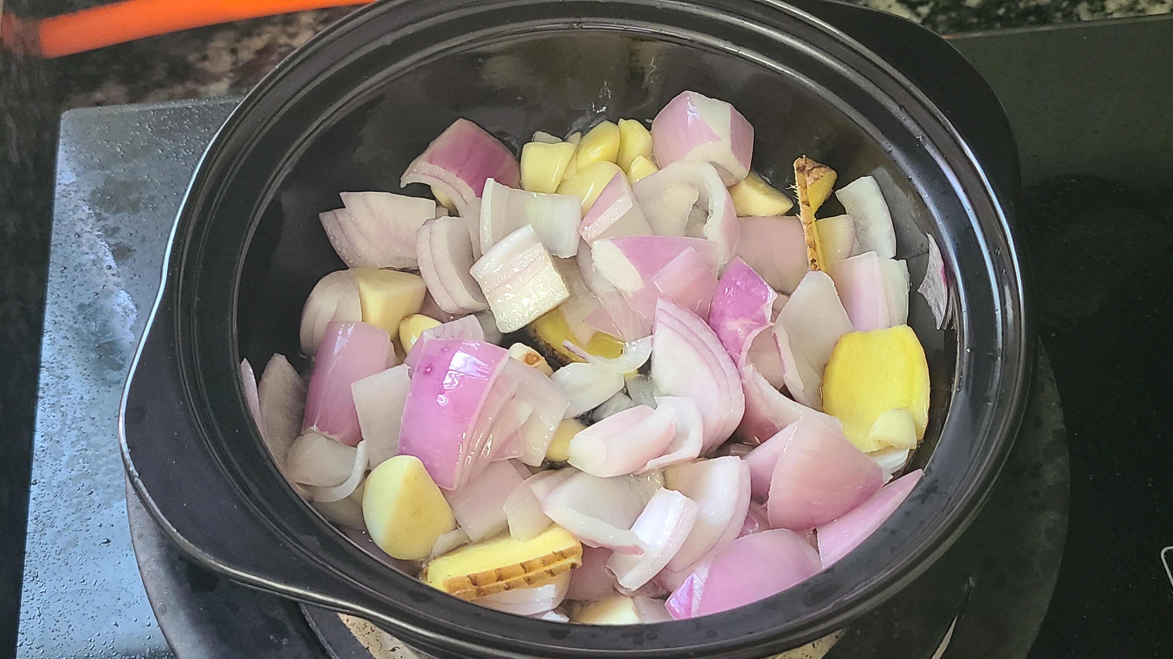 焗鸡翅，广东人这样做鸡翅很好吃，不用水也能做，太香了