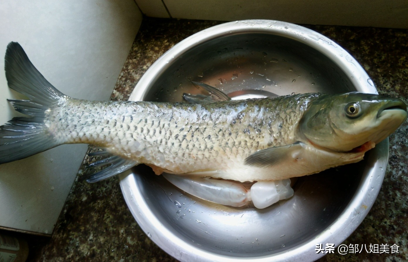 给鱼去腥，不要用料酒，教您一个好方法，炖鱼无腥味，鲜香十足