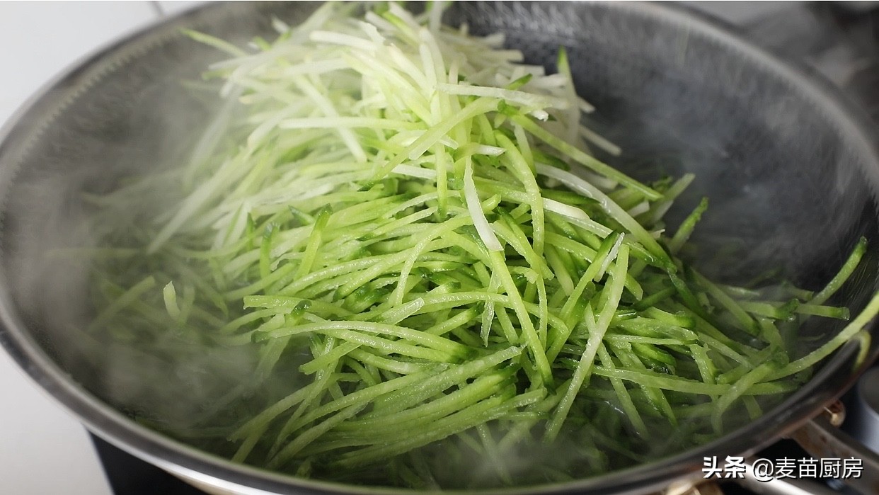 教你蘿蔔糕做法，不用一滴油，一大鍋吃完也不膩，天冷就要這麼吃