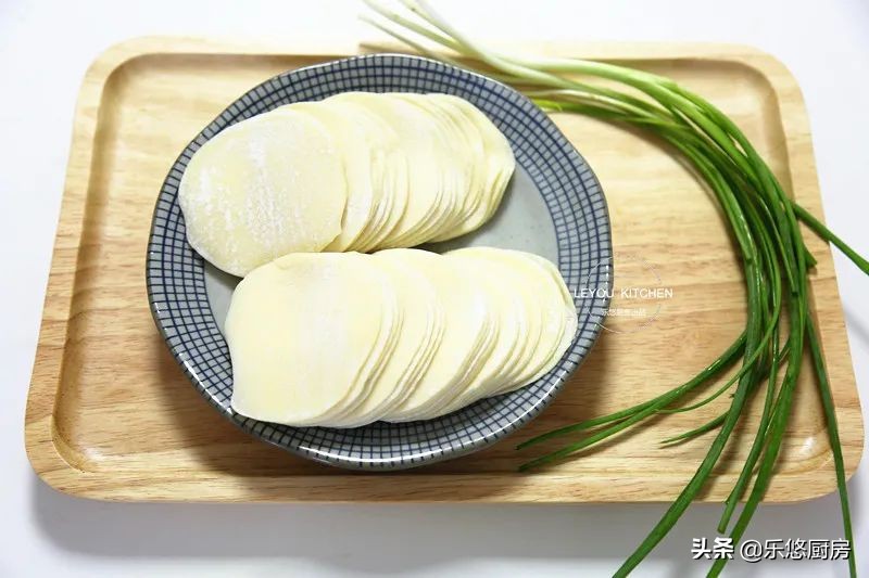 几个剩饺子皮，一把葱花，简单几步，烙一锅丝丝分明的饼