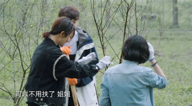 杨紫跟《向往》成员互相加微信，却唯独没加张艺兴，理由够笑三天