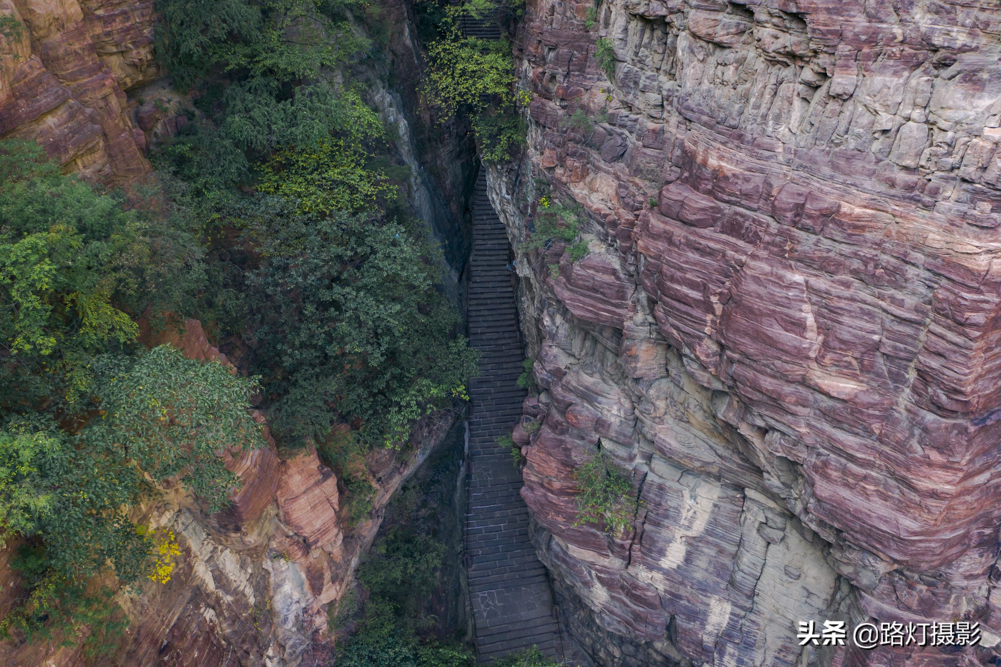 Flying in the sky!  There is a "hanging temple" in Hebei, which spans over 500 years of precipitous cliffs. It is a wonder