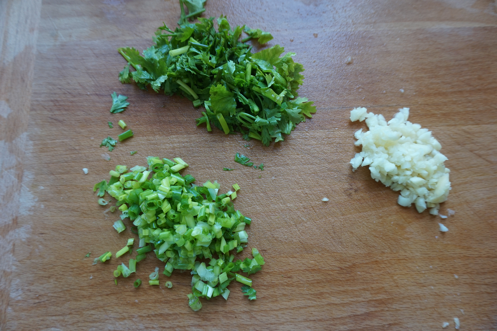 家常蒜香小土豆，香味浓郁，焦黄脆嫩，能当主食又能当菜