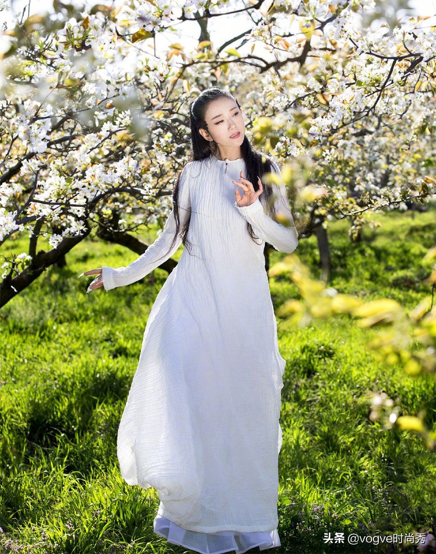 戚薇发文力挺杨丽萍：时至今日，还把女人当生