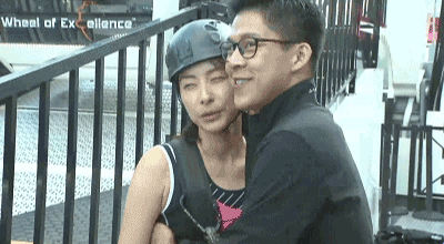 霍启刚郭晶晶甜蜜爱情上热搜，两人带儿子看书展，生活简单却幸福