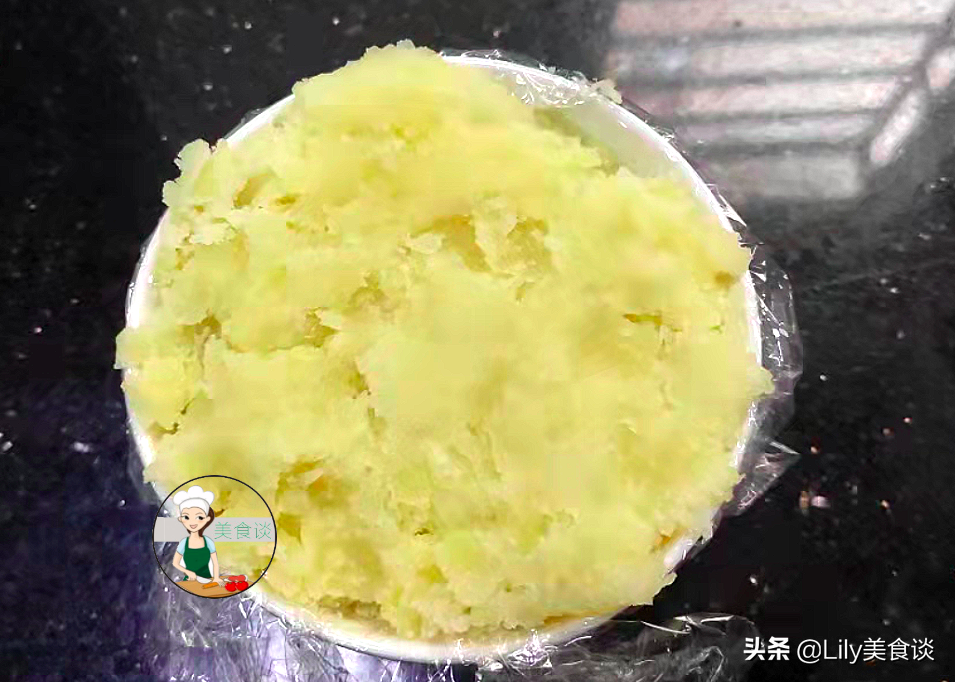 秋天，这菜三天两头必做，蒸熟淋酱汁，不放肉也香，秋天吃特养人