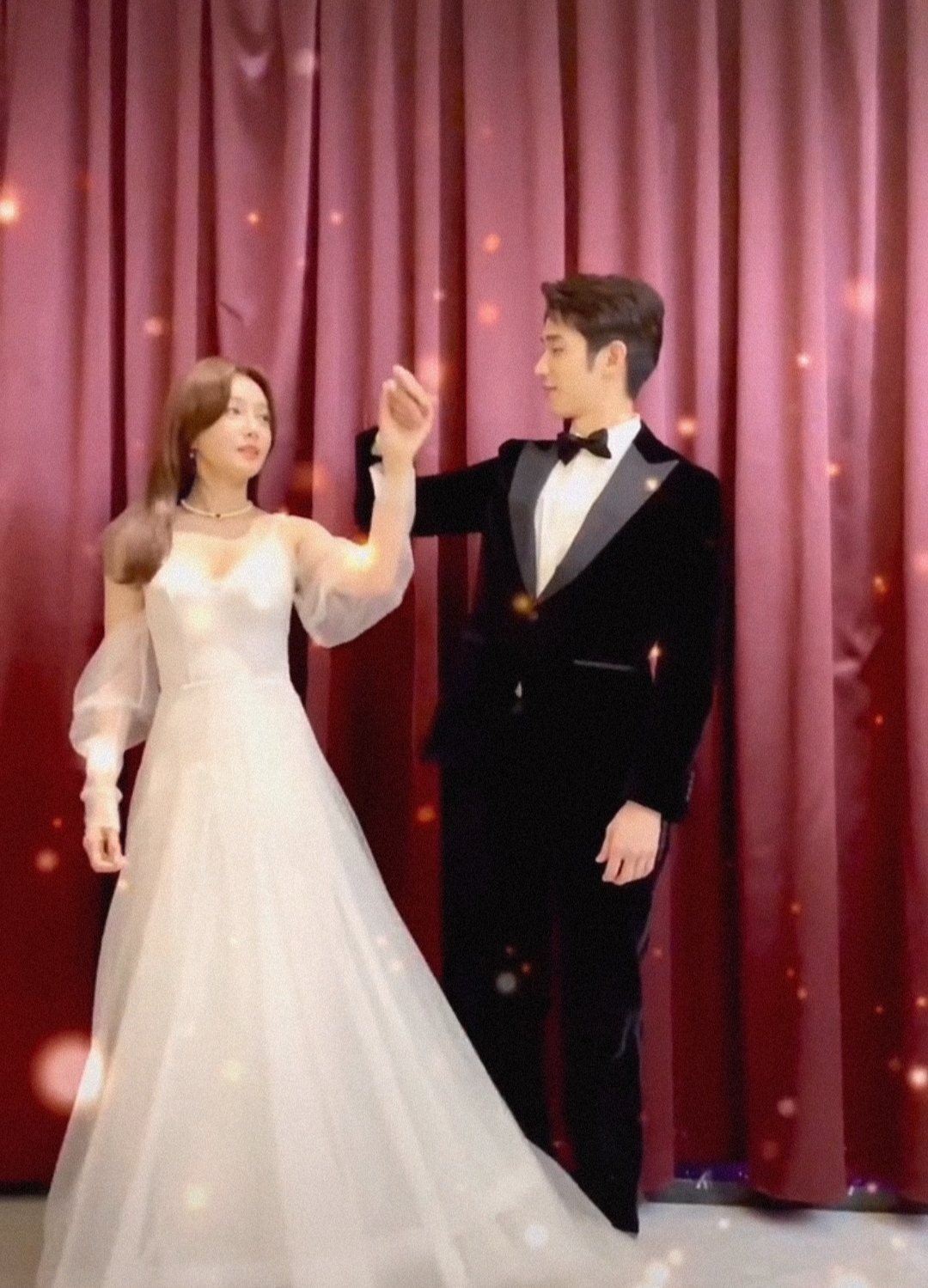 秦岚与小7岁男星雪中热舞亲吻，凌晨一点冻得瑟瑟发抖，被赞般配